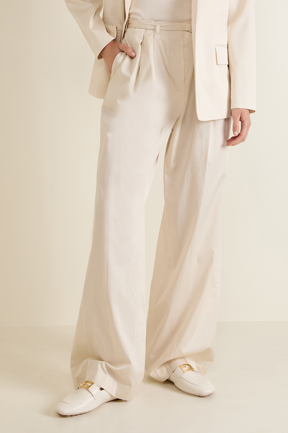 תמונת כל הלוק של נעלי מוקסינים